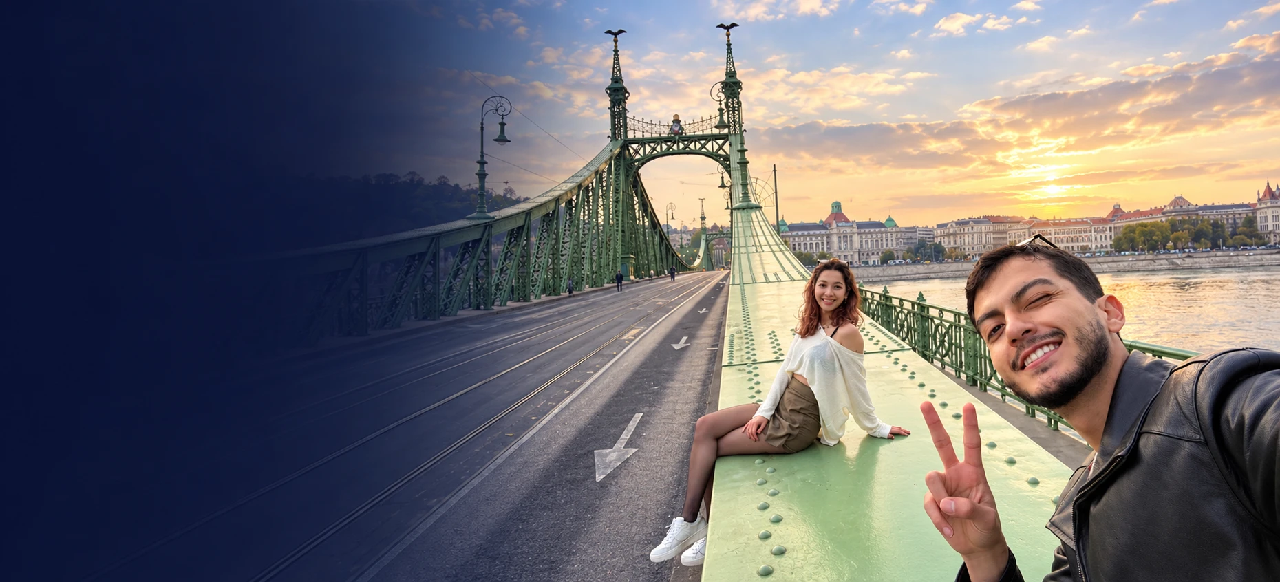Budapeşte'de gün batımında Özgürlük Köprüsü'nde iki öğrenci